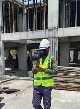 LITHIC Pro em uso em obra ativa: um único operador captura dados 3D de alta precisão sem interromper a execução.